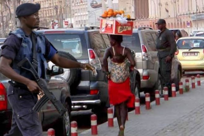 Ex-conselheiro de PR angolano critica militares na rua e desvaloriza o risco de "banho de sangue"