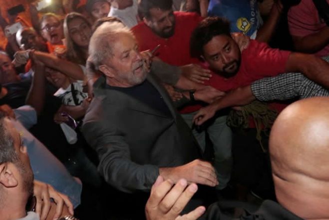 Lula é preso; ex-presidente se entrega e será levado a Curitiba