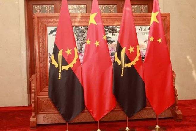 China garante metade dos 6.000 milhões de euros de financiamento a contratar por Angola em 2018