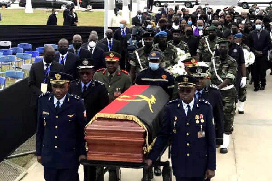 &quot;Angola chora a morte de Zédu&quot;. Corpo de antigo Presidente percorreu Luanda e já chegou ao memorial