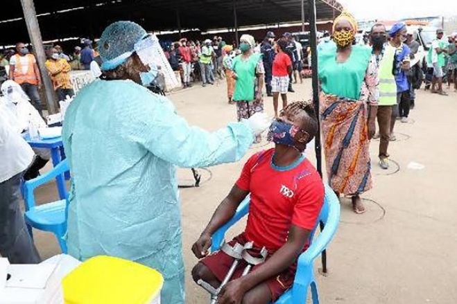Covid-19: Mil pessoas testadas hoje no mercado do Catinton em Luanda