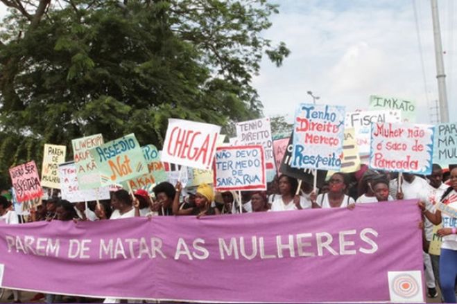 Mulheres marcharam hoje em Luanda repudiando a &quot;crescente&quot; violência