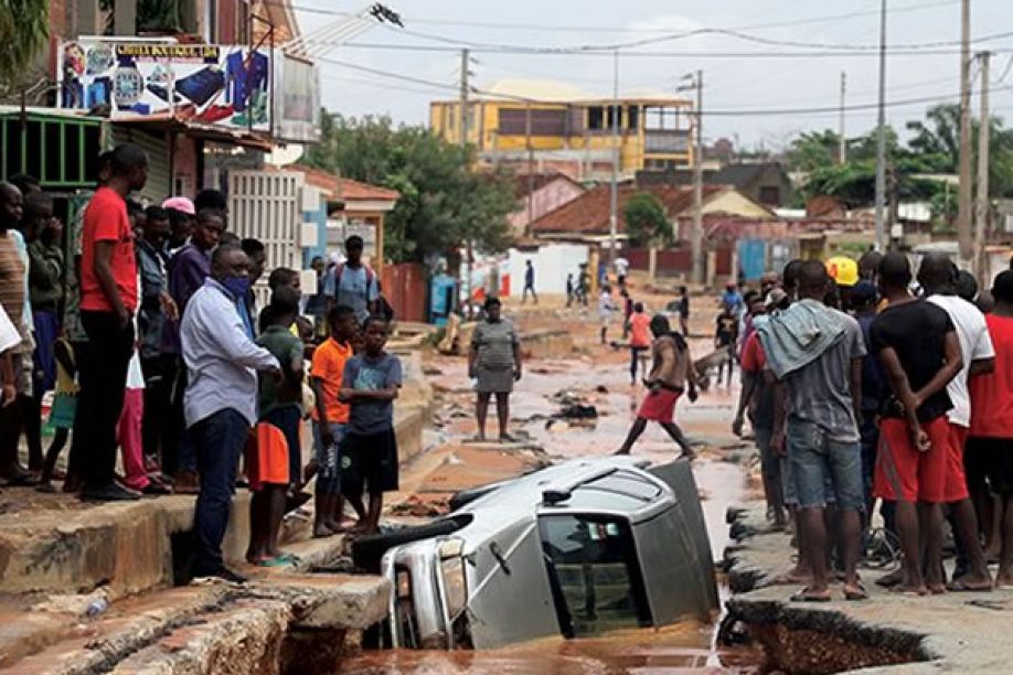 Chuva Em Luanda Deixa 14 Mortos As Ruas Intransitáveis E Queda De Duas Pontes Angola24horas 
