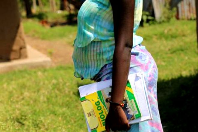 Menina de 13 anos grávida após sucessivos abusos sexuais do próprio pai e de um vizinho