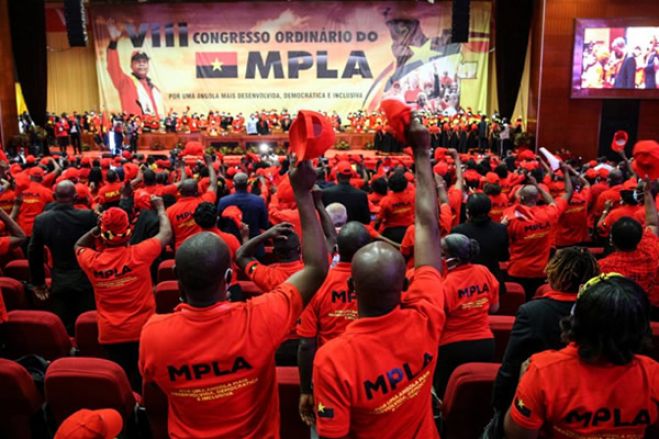 MPLA acusa UNITA de orquestrar uma &quot;estratégia de tomada de poder fora do quadro político institucional vigente&quot;.