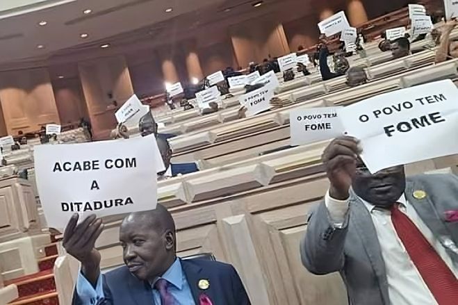 Discurso sobre o estado da Nação: Oposição reage com cartazes &quot;Presidente demita-se&quot;, &quot;o povo tem fome&quot; ou &quot;acabe com a ditadura&quot;