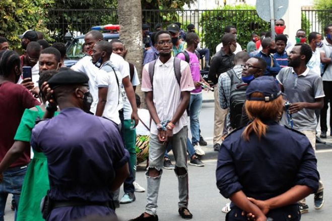 Jovens manifestantes e polícia  jogam ao “gato” e ao “rato” nos bairros de Luanda