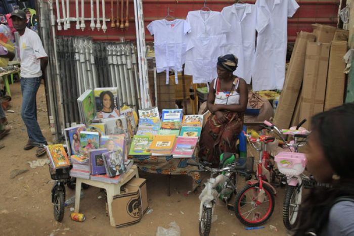 Autoridades angolanas condenam revenda de material escolar gratuito