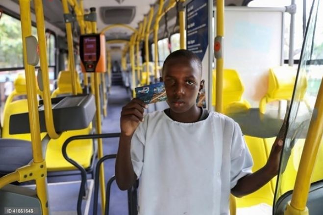 Angolanos aplaudem transportes grátis para estudantes e pedem &quot;melhor organização&quot;