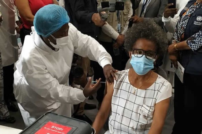 Amélia Gourgel a primeira cidadã angolana a receber a primeira dose da vacina contra covid-19