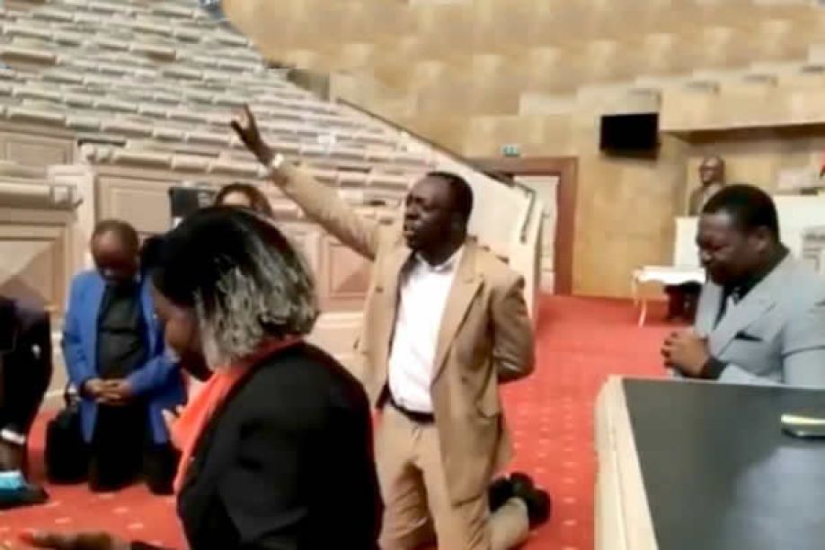 PRS considera “grande erro” orações no parlamento angolano e apela a pedido de desculpas