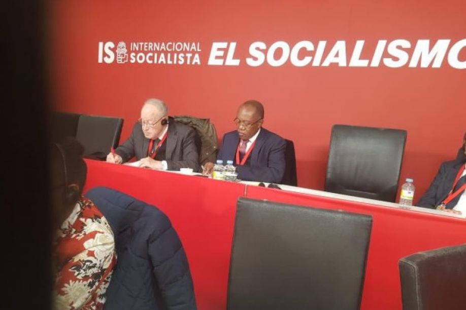 O MPLA é de socialista ? Comunista ? de Esquerda ?
