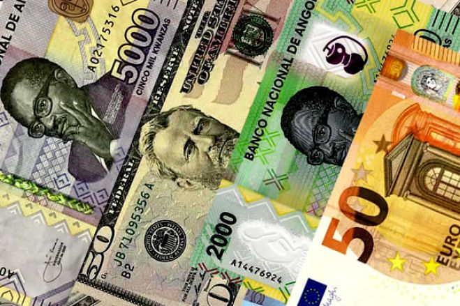 Kwanza cai para 939,24 por dólar, o pior valor desde 1999