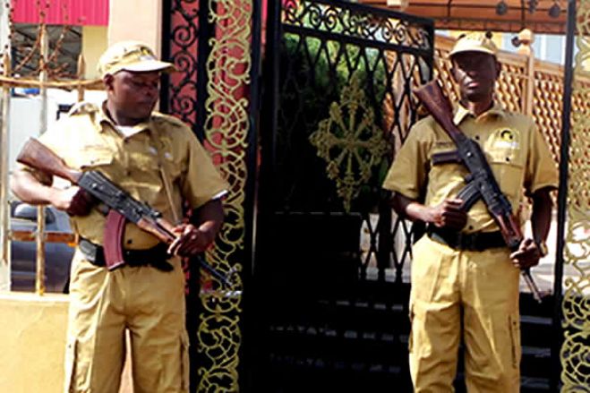 Empresas de segurança angolanas têm seis meses para trocarem armas de guerra