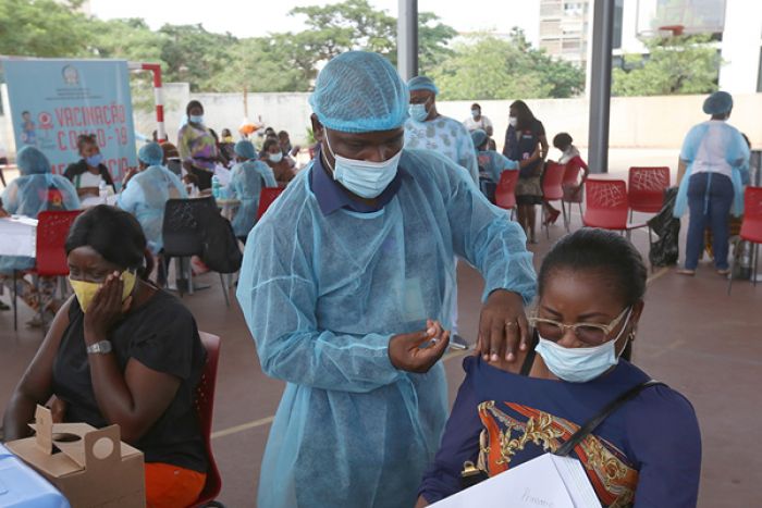 Mais de 20 angolanos apresentaram reacções após vacina da Astrazeneca