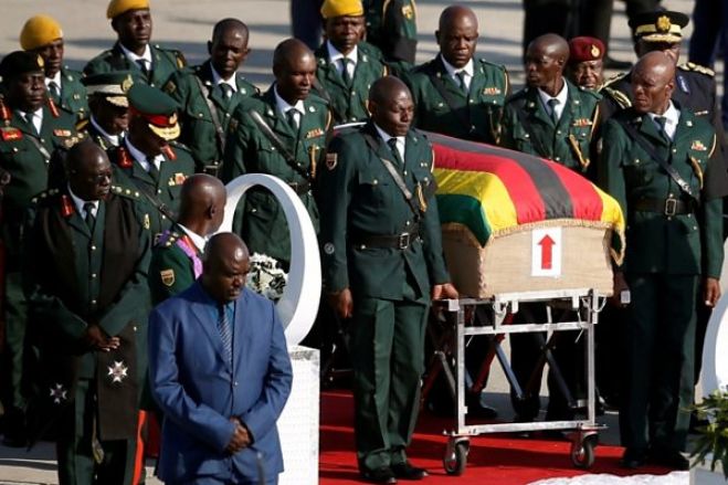 Corpo de ex-Presidente Mugabe recebido em Harare por multidão
