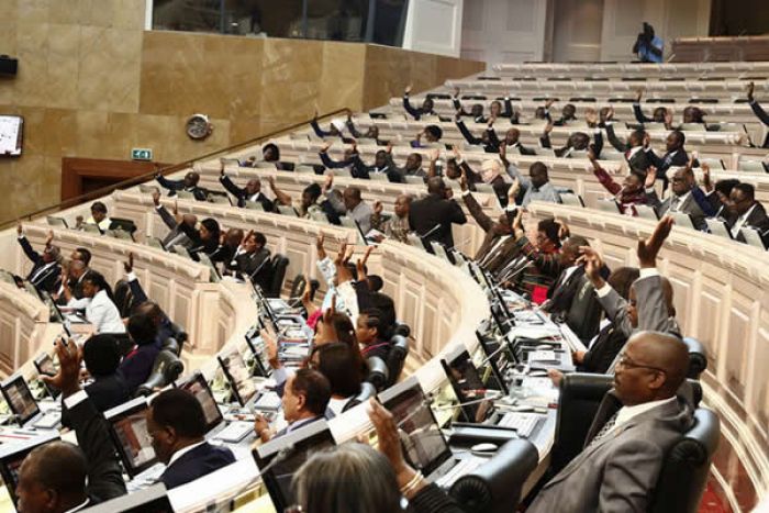Parlameno angolano fixa salário mensal dos deputados em 547.311 kwanzas