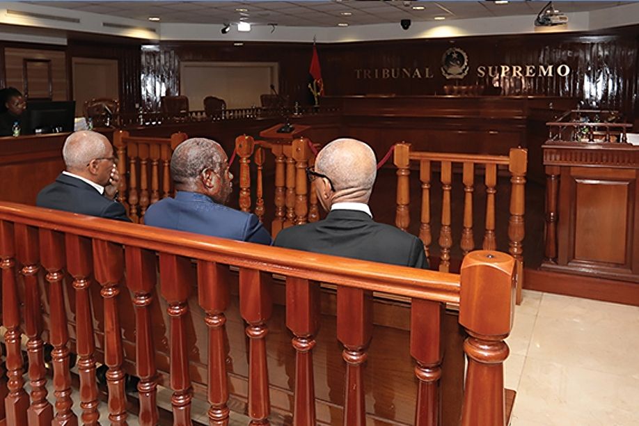 Tribunal mantém interdição de saída do país dos generais &quot;Dino&quot; e &quot;Kopelipa&quot;