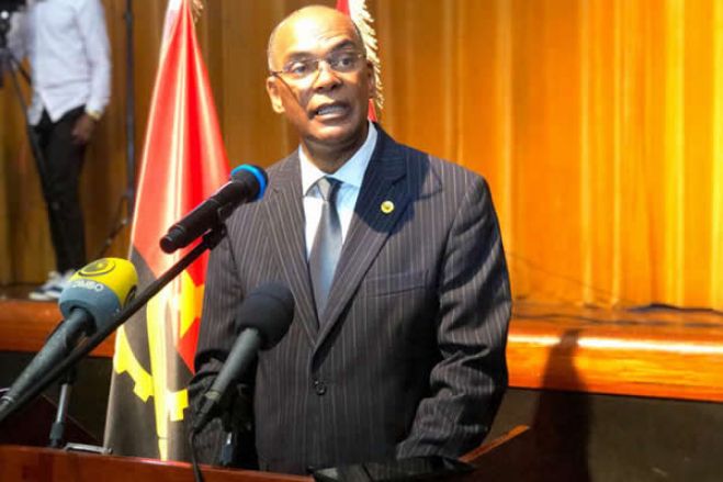 Presidente da UNITA diz que Angola não é uma democracia e ataca &quot;marimbondos&quot;