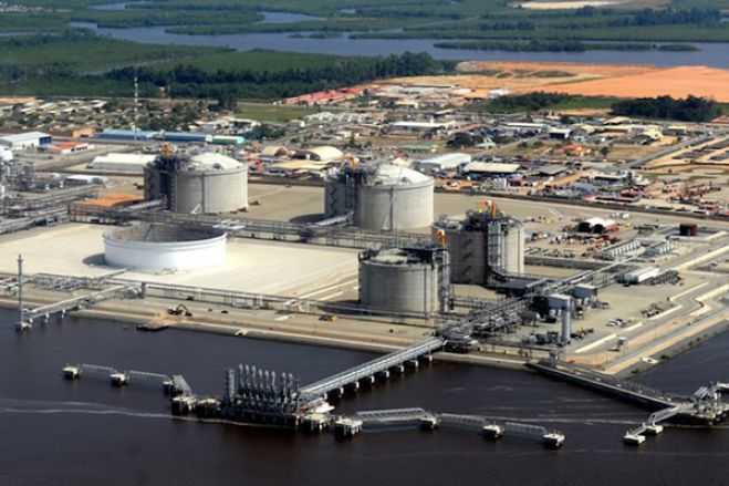 Angola investe 5,7 milhões de euros em ponte-cais para facilitar descarga de combustíveis