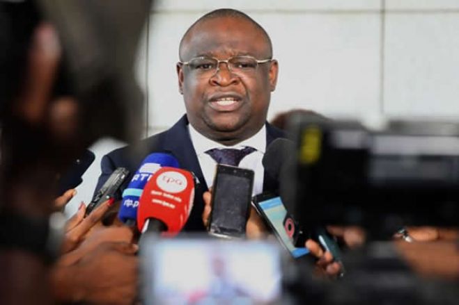 Governador de Luanda deve apresentar prova que o tentaram subornar, dizem analistas