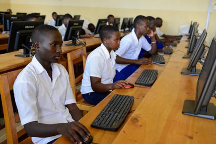 Angola equipa escolas com salas ligadas à internet para aumentar literacia digital
