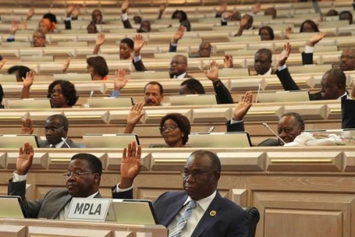 MPLA aprova OGE revisto para 2019 e oposição vota contra