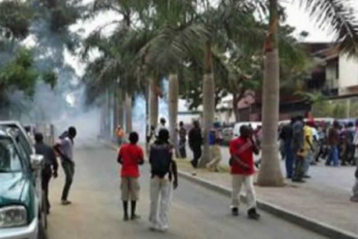 Alunos de escola primária de Luanda desmaiam devido a gás lacrimogêneo que seria para manifestantes