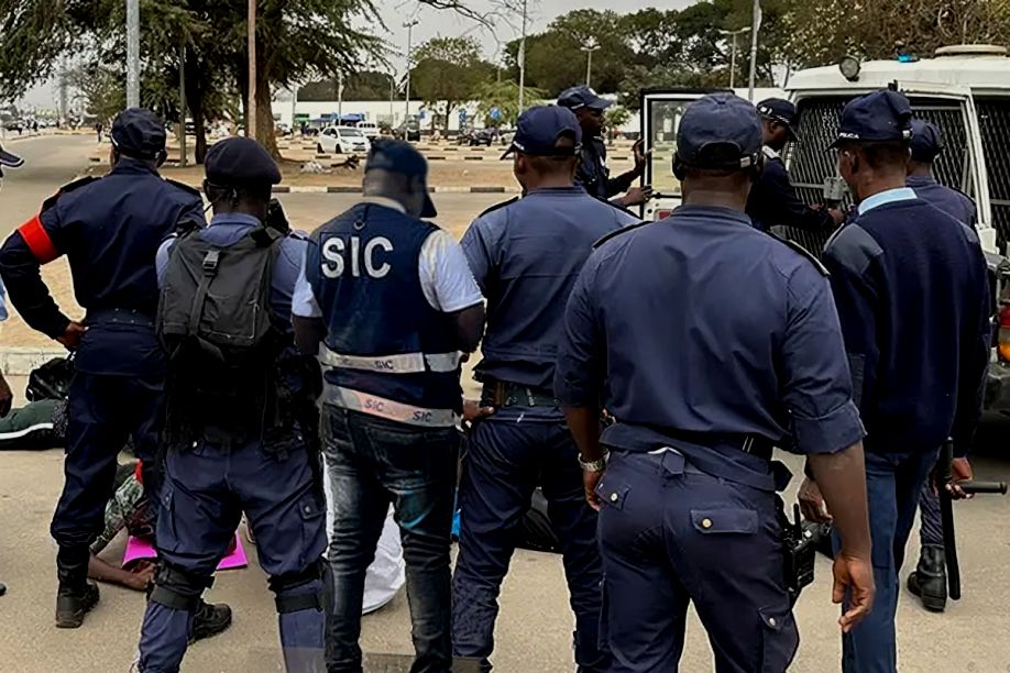 Angola entre o &quot;medo&quot; e a &quot;caça ao homem&quot; depois dos tumultos que dividem o MPLA