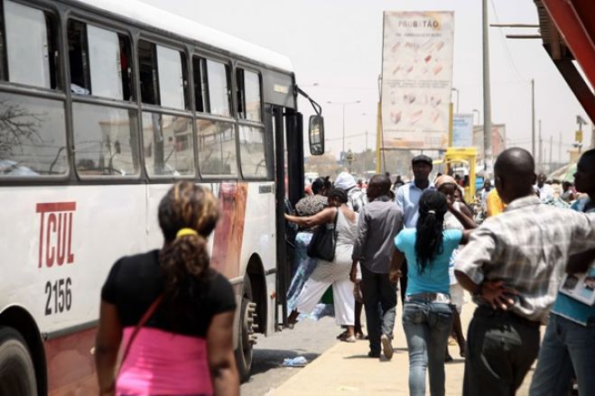 Subida de preço de autocarro em Luanda para 150 kwanzas obriga a longas caminhadas