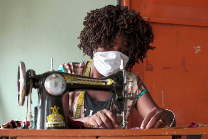 Covid-19: Industriais de bebidas de Angola criam linha de produção de máscaras
