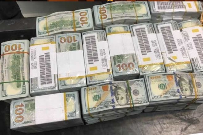 Angolano encontrado com mais de 80 mil dólares perde dinheiro e é condenado a multa