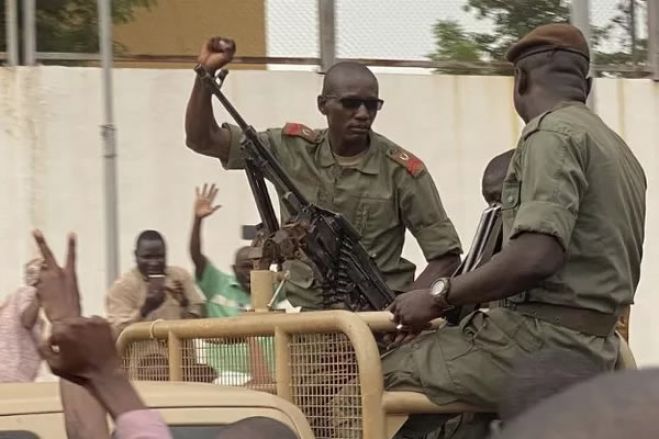 Presidente e primeiro-ministro do Mali são presos por soldados rebeldes