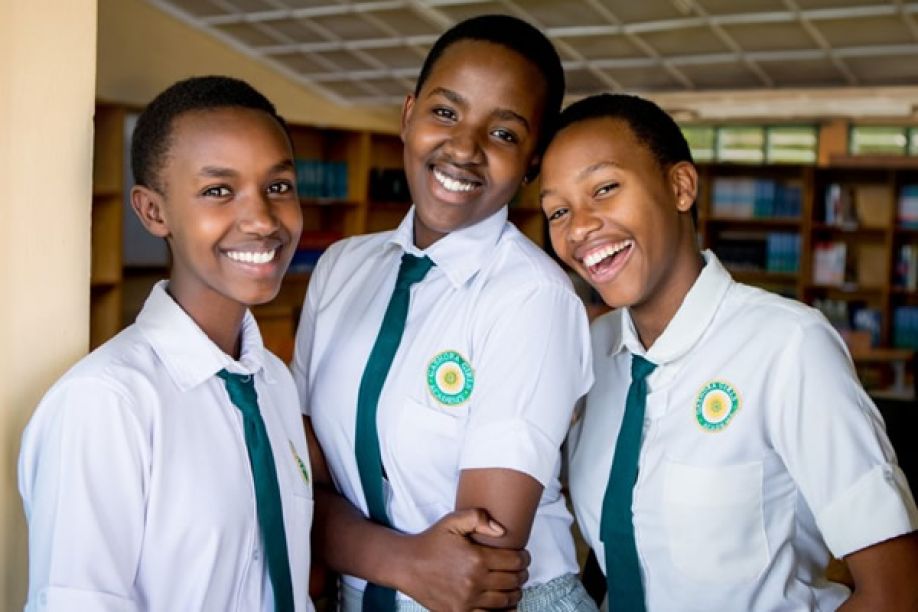 Ruanda isenta pensos higiénicos de IVA para raparigas poderem ir à escola
