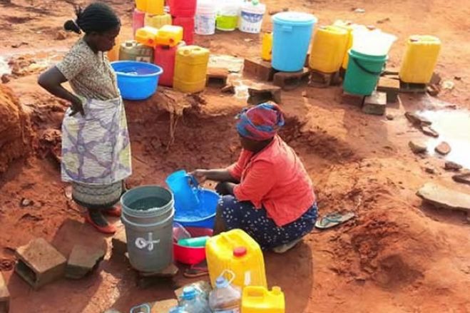 Empresa pública promete instalar pontos de água em bairro de Luanda com escassez