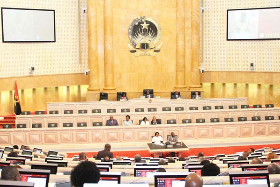 Parlamento angolano passa a interpelar governantes