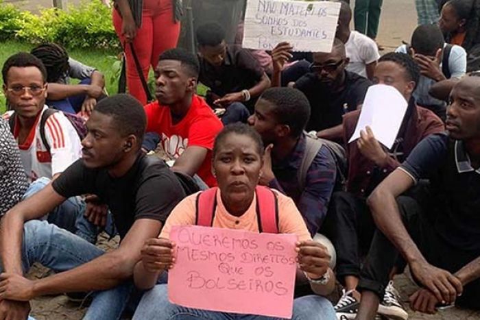 Detidos dois estudantes angolanos que protestaram junto à embaixada do Brasil
