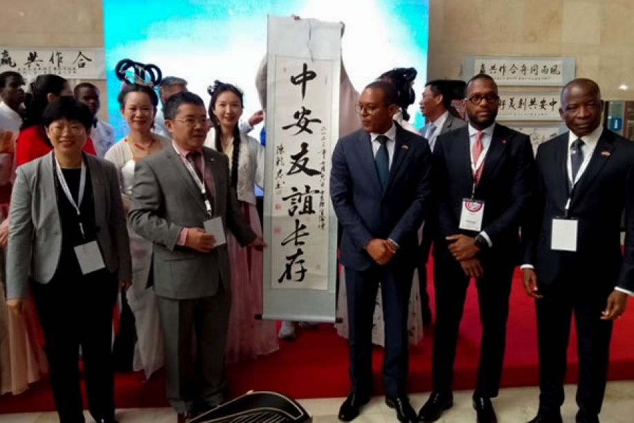 Empresários chineses em Angola terão posto de emissão de vistos