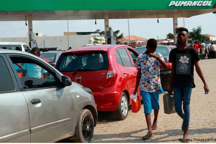 Motoristas correm aos postos de combustíveis em Luanda após anúncio de aumento do preço