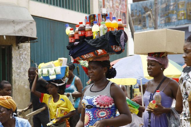 Vão acabar os mercados de rua em Luanda? A lei quer pôr Zungueiras e kupapatas na ordem