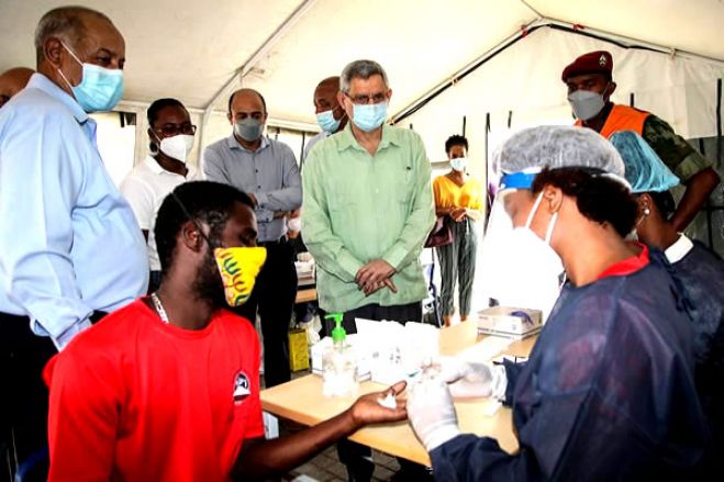 Noventa e sete professores testam positivo da covid-19