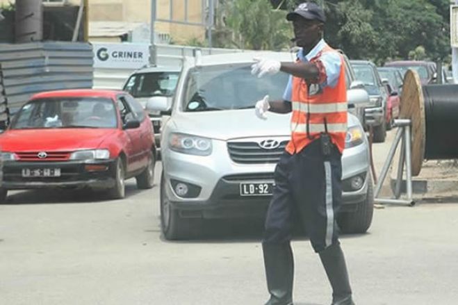 Agente de trânsito detido em Luanda por ameaça a taxista