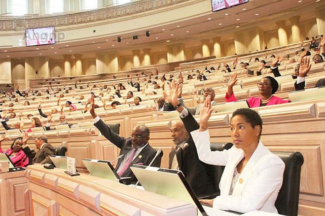 Maioria do MPLA aprova lei de Segurança Nacional e UNITA questiona &quot;zonas cinzentas&quot;