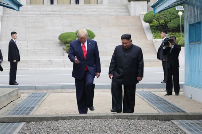 &quot;É um grande dia&quot;. Trump pisa a Coreia do Norte e convida Kim a ir aos EUA