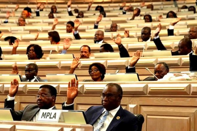 Lei das eleições gerais em Angola aprovada com voto do MPLA e voto negativo da oposição