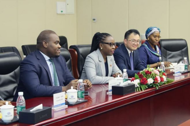Entre Pequim e Hong Kong: Angola acelera ofensiva para captar dinheiro no mercado asiático