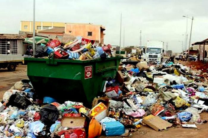 Cadáveres de recém-nascidos retirados de contentores do lixo e valas em Luanda