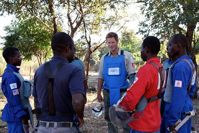 Príncipe Harry desloca-se a campo de minas em Angola visitado pela mãe há 22 anos