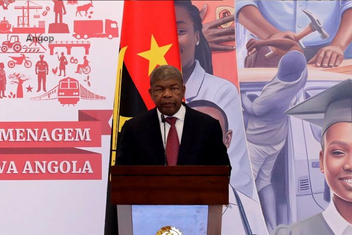 Angola reconhece &quot;papel ímpar&quot; de ex-Presidente José Eduardo dos Santos