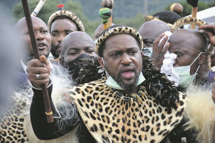 Rei Zulu da África do Sul hospitalizado em Essuatíni com suspeita de envenenamento